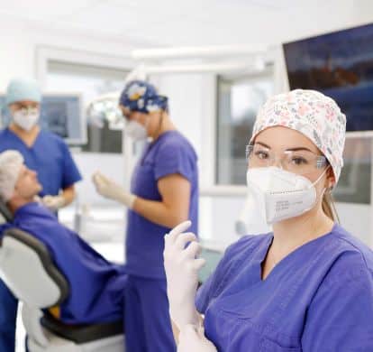 Behandlungsplatz für Zahnbehandlungen unter Vollnarkose im Zahnzentrum Dr. Parusel MVZ GmbH in Salzgitter